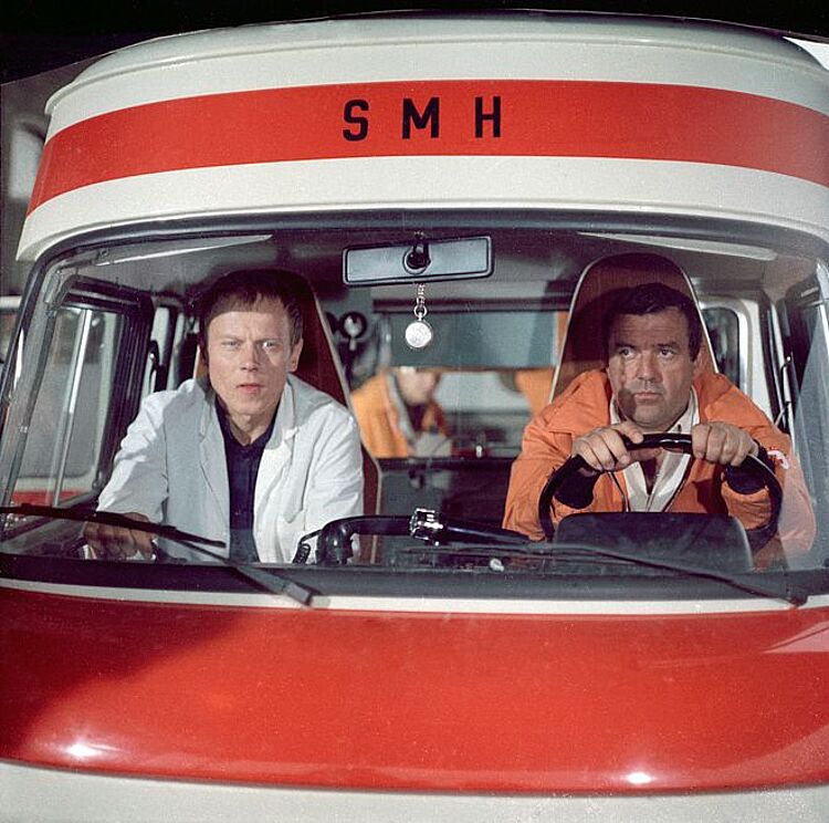 'Bereitschaft Dr. Federau', Folge 'Rückfall', 1988: mit Peter Cwielag als Fahrer Bert Holländer (li) und Günter Schubert als SMH-Fahrer Axel Dünnebier